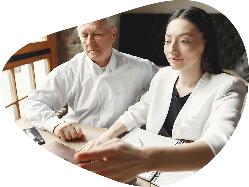 Photo d'une personne âgée accompagnée d'une femme.